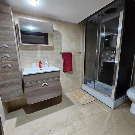 Δωμάτια σε οικογενειακή κατοικία Soulnest Peace Bedroom In Shared Flat Qbajjar